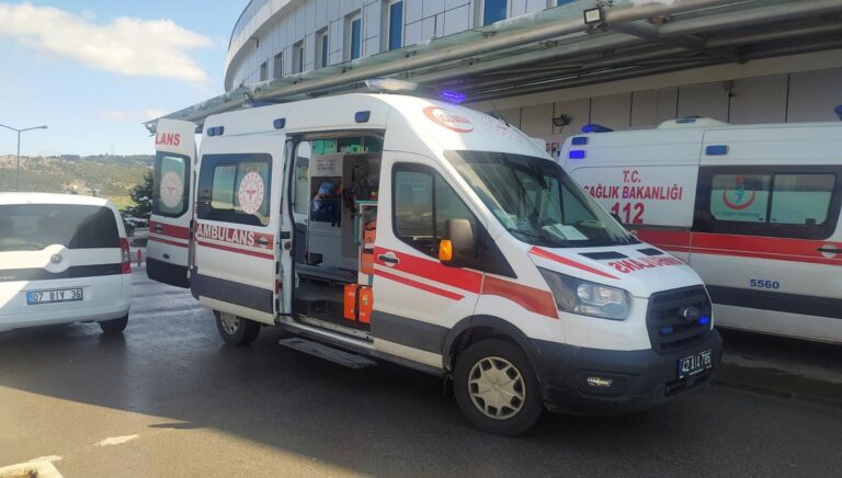 otomobille-elektrikli-bisiklet-carpisti-3-yarali-LSO3pDD6.jpg