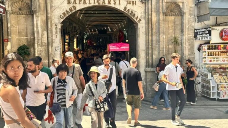 egm-acikladi-turkiyeye-gelen-turist-sayisinda-buyuk-dusus-XxPviQhC.jpeg