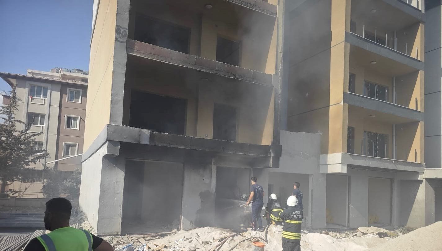 hatayda insaat halindeki binada yangin ZcgTxHxI