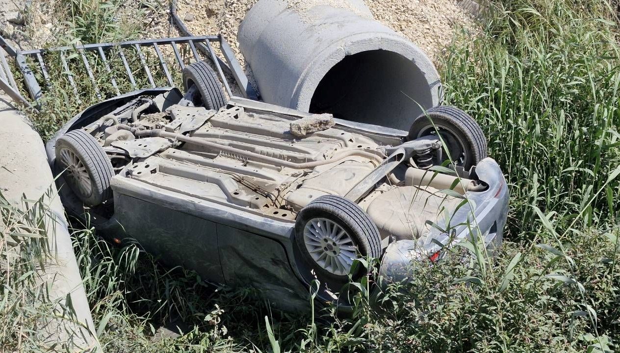 pikapla carpisti su kanalina devrildi 2 kisi yaralandi SndUmCrb