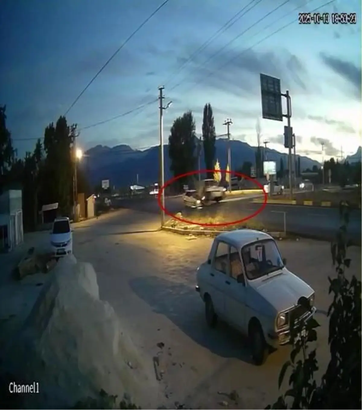 antalyada hafif ticari arac ile otomobil carpisti 4 yarali 2LUBTayx.jpg