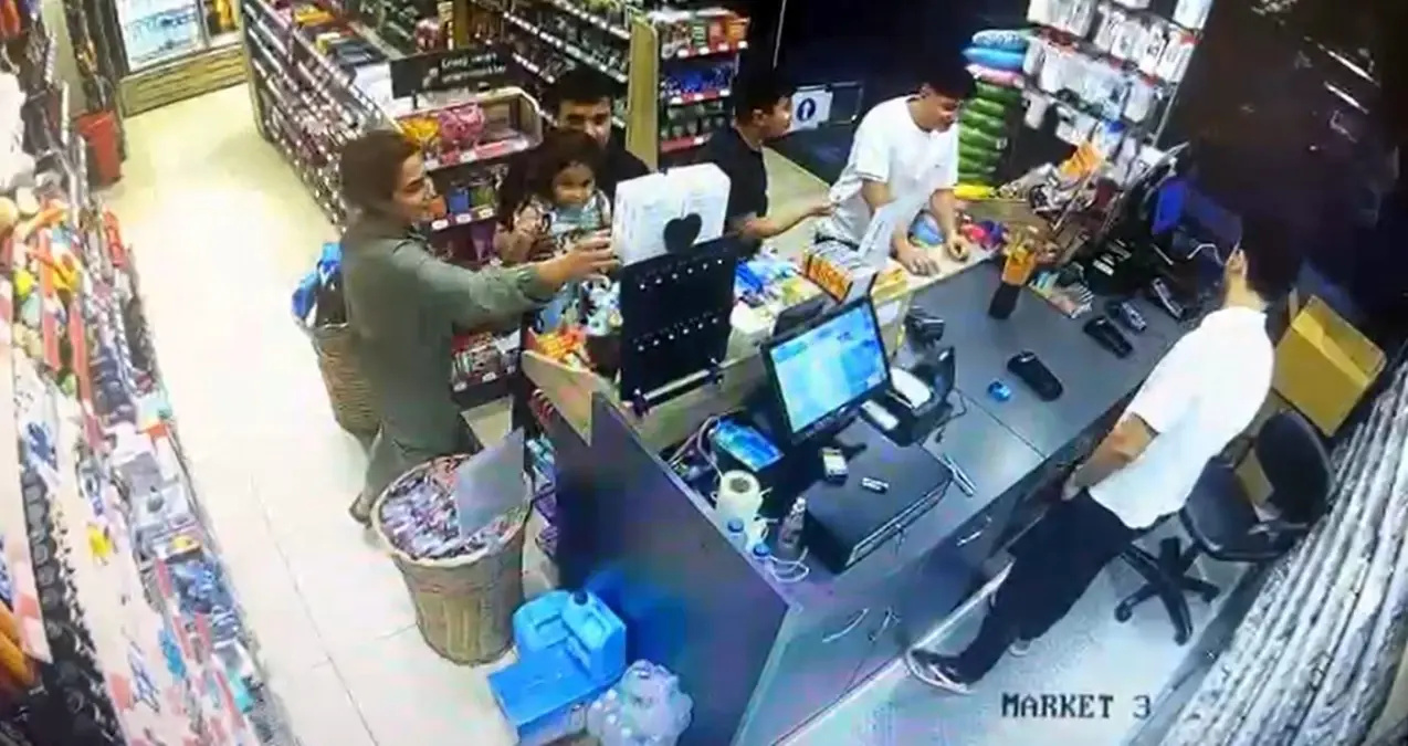 beyoglunda hirsizlik olayi cift cocuklarina oyuncak caldirdi t7FHV1Ze