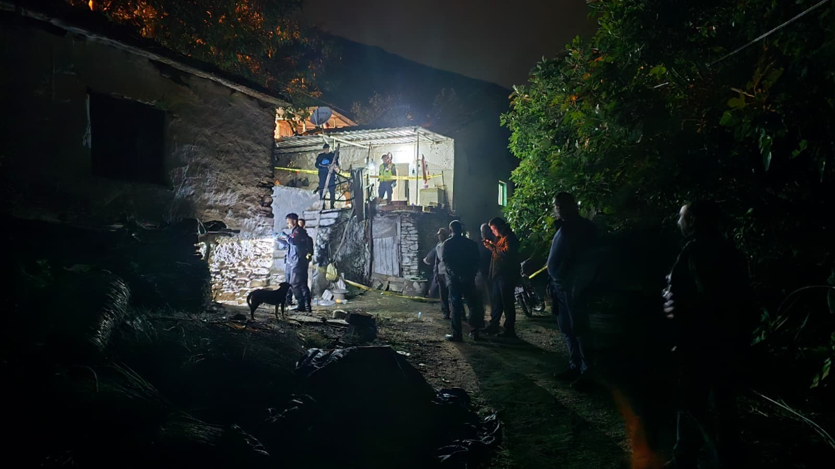 izmirde bir sahis oglunu oldurup esini agir yaraladi 9V7azt71.jpg