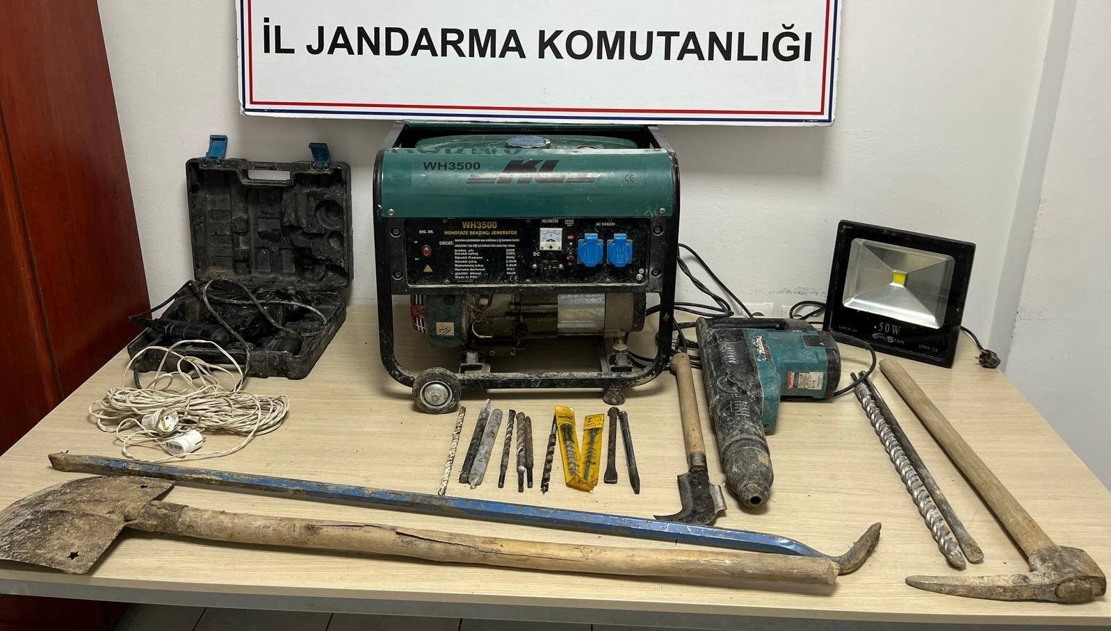 karabukte 4 kisi kacak kazi yaparken yakalandi lZFiY1Mk.jpg