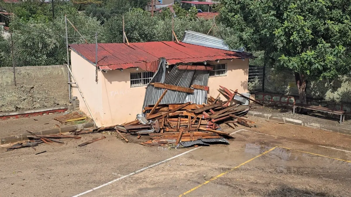 kozanda firtina okul catisi ucurdu 7MR3OZIn