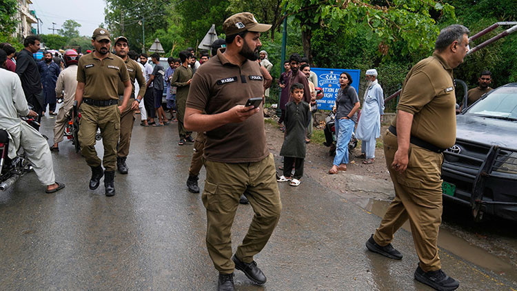 pakistanda katliam gibi kaza cok sayida olu ve yarali RTcF33EA.jpg