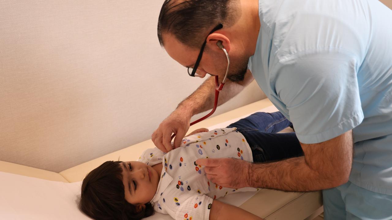 200 binde bir gorulen hastalik 2 yasindaki cocugun gogus boslugu bagirsakla doldu wVXhh69r.jpg