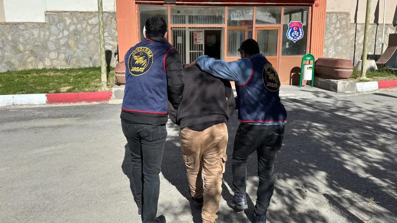 9 yildir araniyordu jandarma operasyonu ile yakalandi ypxh3y8C.jpg