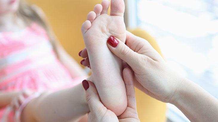 her 10 cocuktan 7sinde goruluyor bu belirtiler varsa sebebi duztabanlik olabilir jsEEpfam.jpg