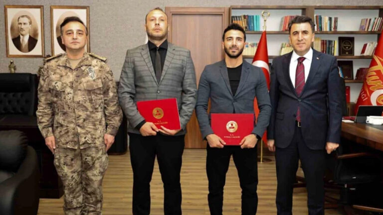 bogulmak-uzereydi-saniyelerle-yaristilar-tuncelide-kahraman-polislerden-unutulmaz-hamle-Z2TbGp1R