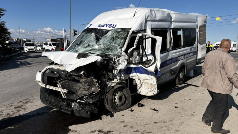 kayseride-isci-servisi-ve-kamyon-carpisti-cok-sayida-yarali-var-nyGNxKXg