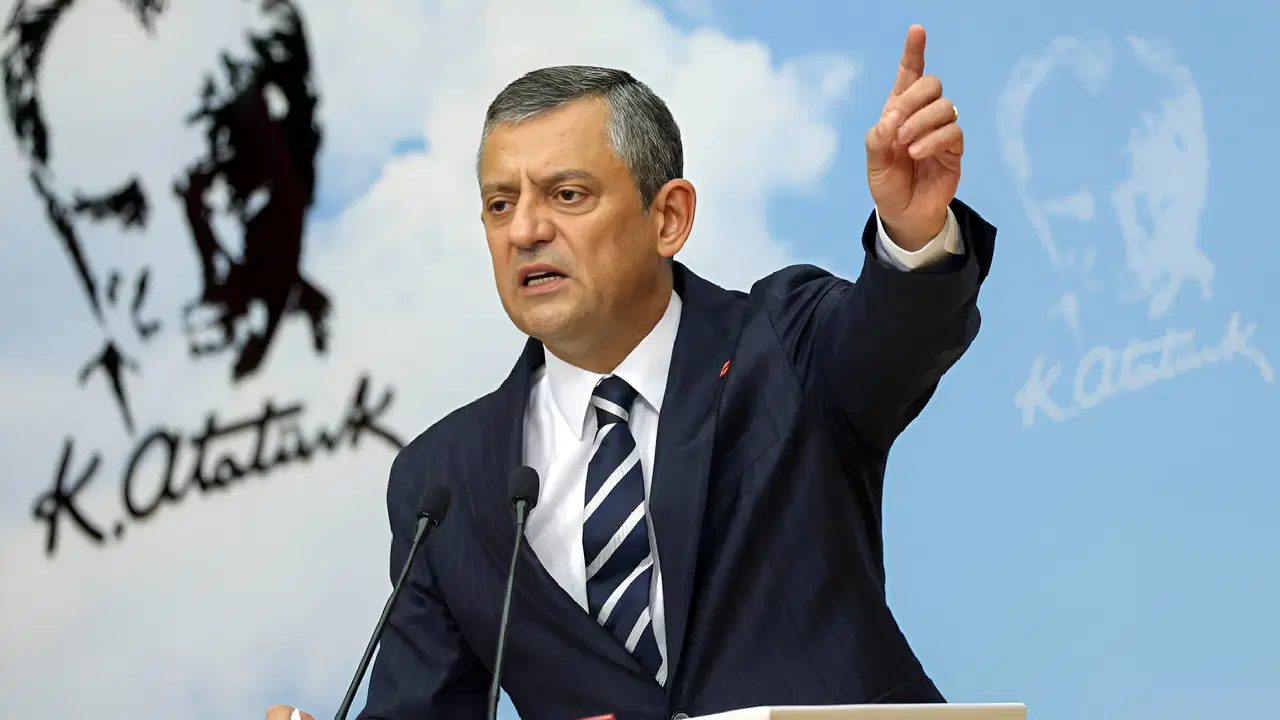 Özgür Özel’den Onursal Adıgüzel’e Destek: “Bu Hukuksuzluğa Karşı Mücadele Edeceğiz”