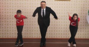 rektorluk-makamini-devralan-cocuklardan-kartal-dansi-mfTVz97C