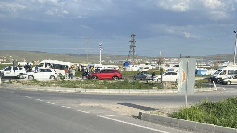 eskisehirde-feci-kaza-isci-servisi-ile-otomobil-carpisti-JCWU4VS2