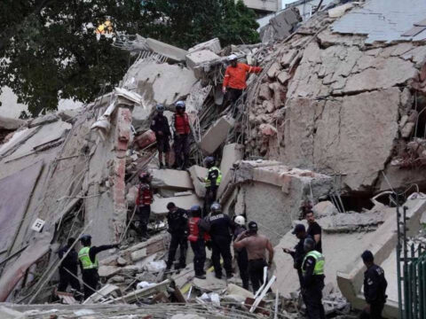 Enkazın altında doğdu! Mucize bebek gözünü yıkıma açtı