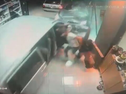 Korkunç kaza: Otomobil, oto aksesuar dükkanına daldı