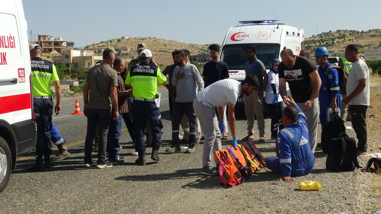 Batmanda minibus ile otomobil kafa kafaya carpisti cok sayida yarali var jNAJnmcK